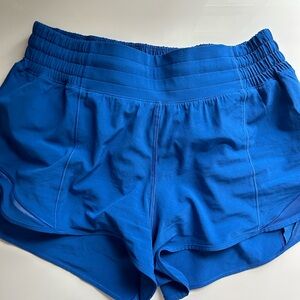 BRAND NEW lululemon hotty hot high rise 2.5 inch shorts in symphony blue, size 6